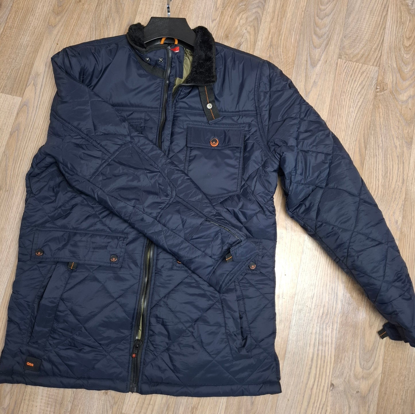 Veste matelassée classique avec col en fausse fourrure